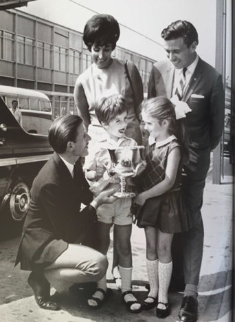Jim avec Bette, Damon et Graham Hill qui deviendra Champion du Monde de F1 quand il sera grand... Jim avec Bette, Damon et Graham Hill qui deviendra Champion du Monde de F1 quand il sera grand...